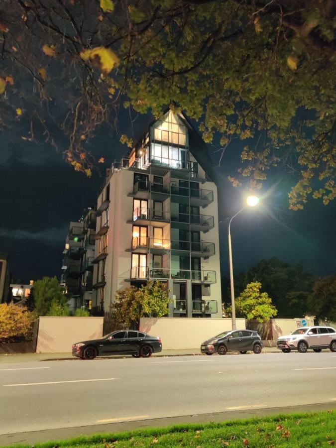 Latimer Loft - Christchurch Holiday Homes Buitenkant foto