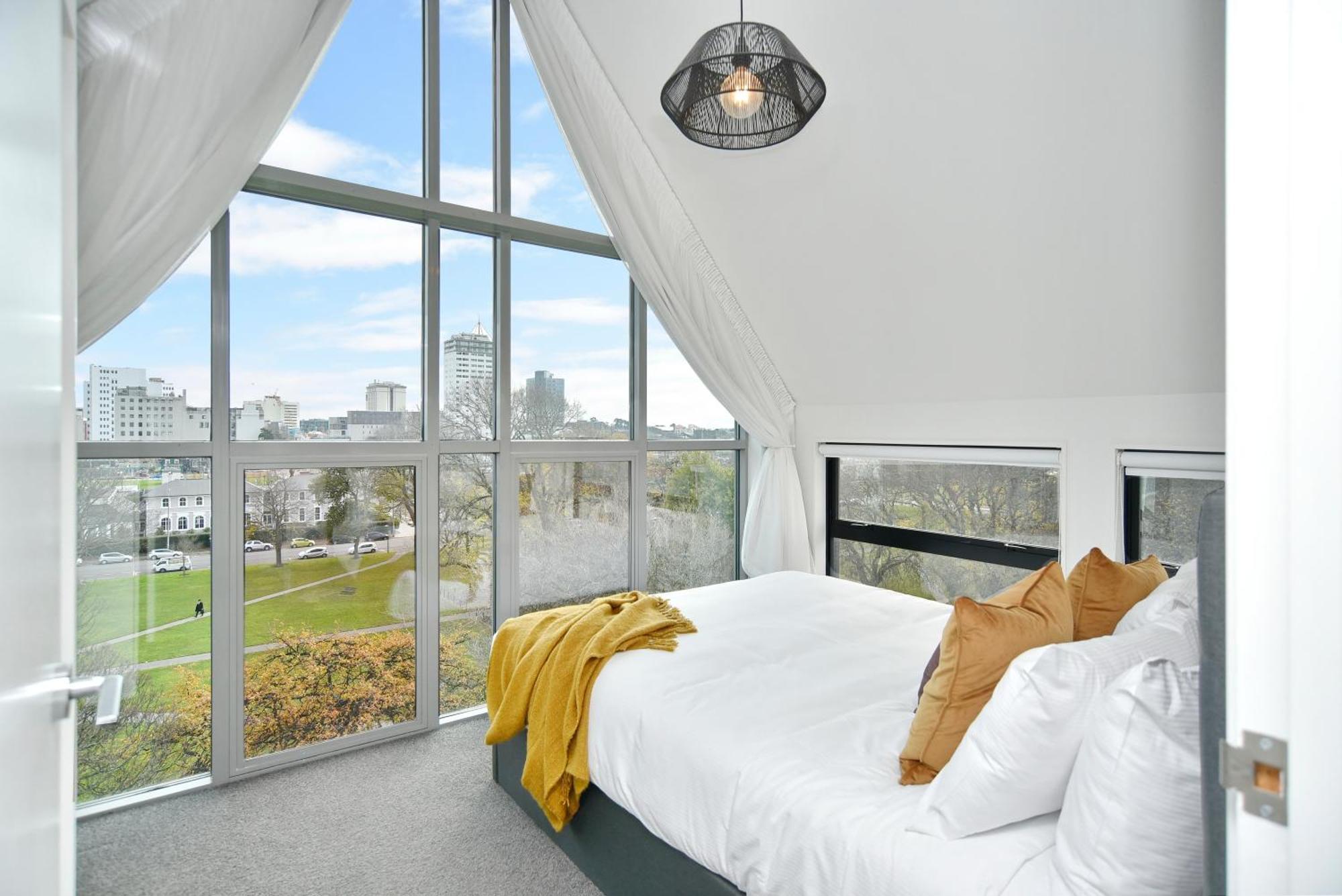 Latimer Loft - Christchurch Holiday Homes Buitenkant foto